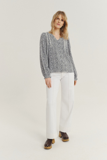 Kobieca bluzka z nadrukiem w drobne kwiaty