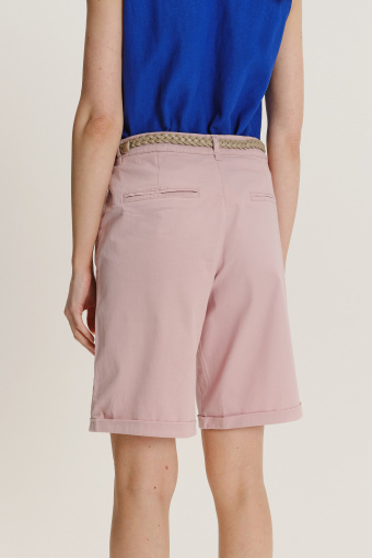 Kobiece różowe szorty o klasycznym kroju