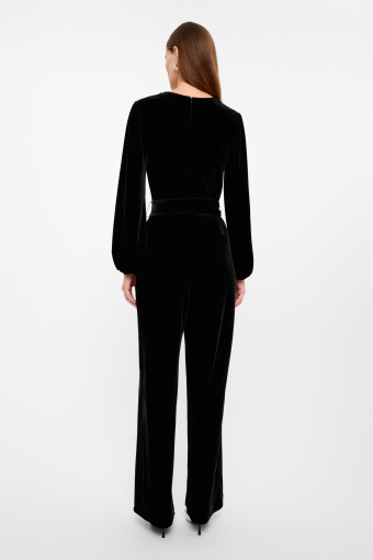 Czarny welurowy kombinezon z dekoltem V