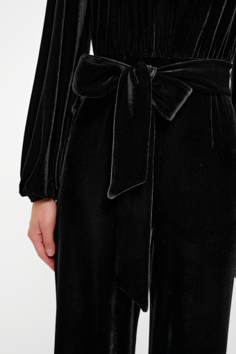 Czarny welurowy kombinezon z dekoltem V