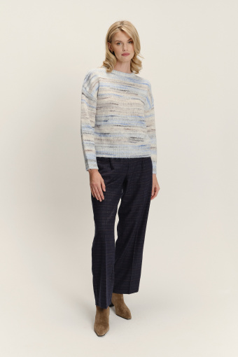 Komfortowy sweter w subtelne paski
