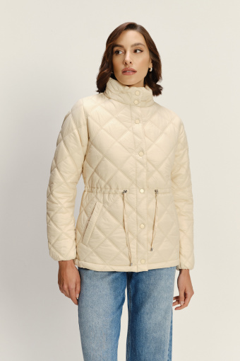Kremowa pikowana kurtka z wysokim kołnierzem 