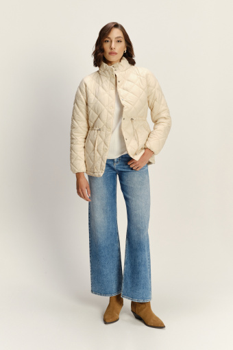 Kremowa pikowana kurtka z wysokim kołnierzem 