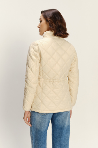 Kremowa pikowana kurtka z wysokim kołnierzem 