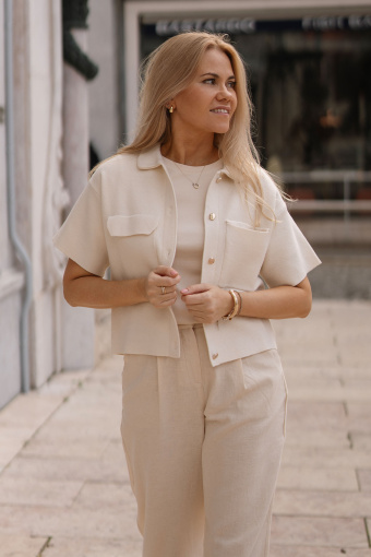 Kremowy kardigan z krótkim rękawem 