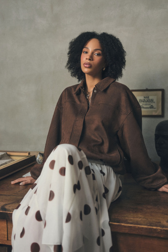 Krótka brązowa kurtka z kołnierzykiem