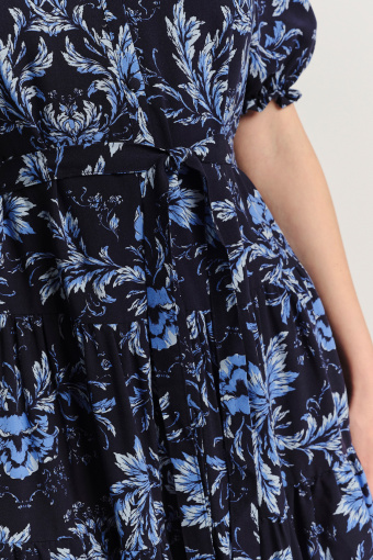 Krótka kobieca sukienka w błękitne kwiaty