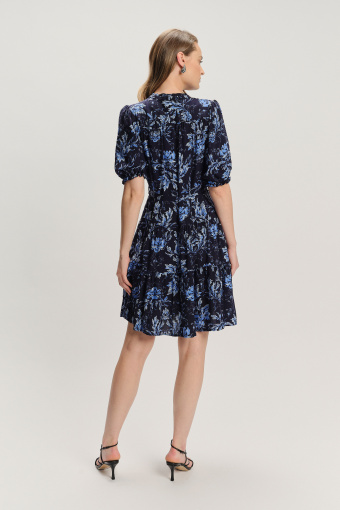 Krótka kobieca sukienka w błękitne kwiaty