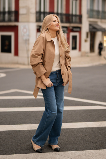 Krótki płaszcz z wiązaniem w talii 