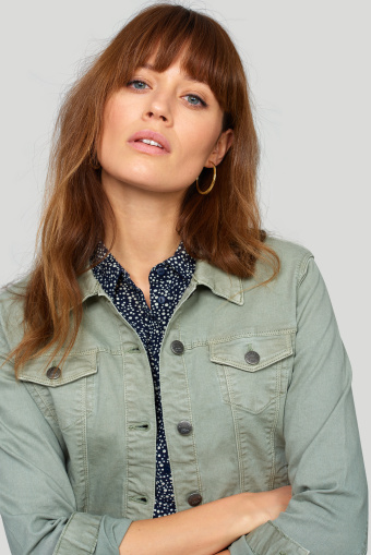 Klasyczna krótka kurtka z kołnierzykiem