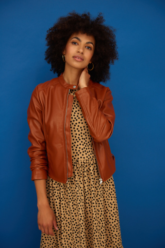 Krótki żakiet z ekologicznej skóry, jasny brąz