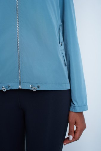 Sportowa kurtka z chowanym kapturem