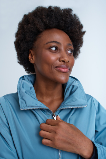 Sportowa kurtka z chowanym kapturem