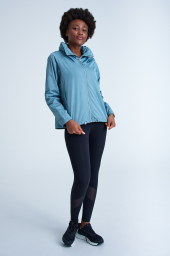 Sportowa kurtka z chowanym kapturem