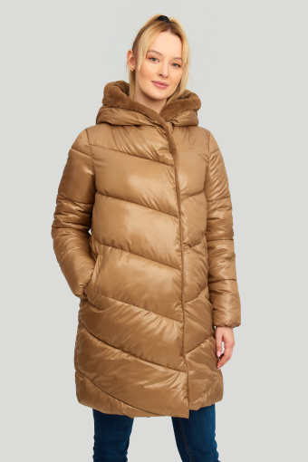 Pikowana, jasnobrązowa kurtka z kapturem wyłożonym futrem