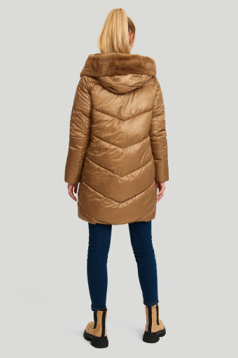 Pikowana, jasnobrązowa kurtka z kapturem wyłożonym futrem