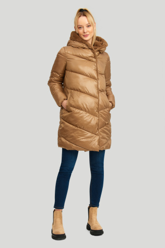 Pikowana, jasnobrązowa kurtka z kapturem wyłożonym futrem