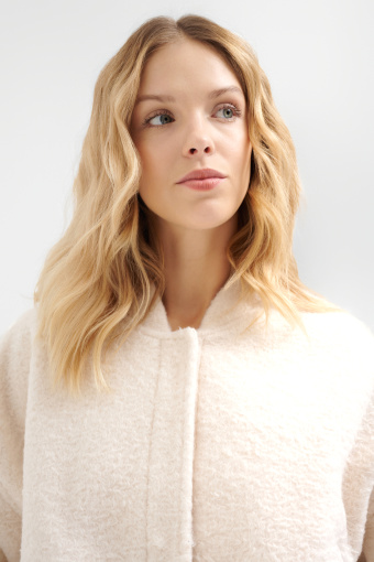 Krótka kurtka w kremowym kolorze