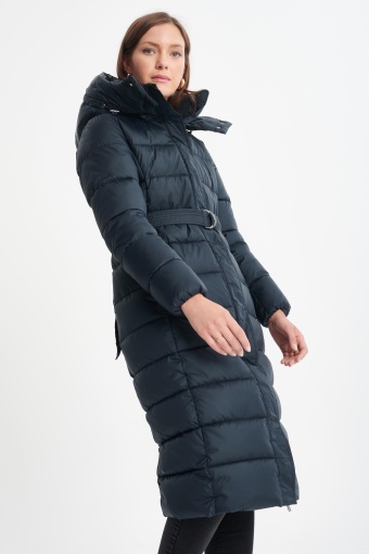 Prosty pikowany płaszcz z paskiem