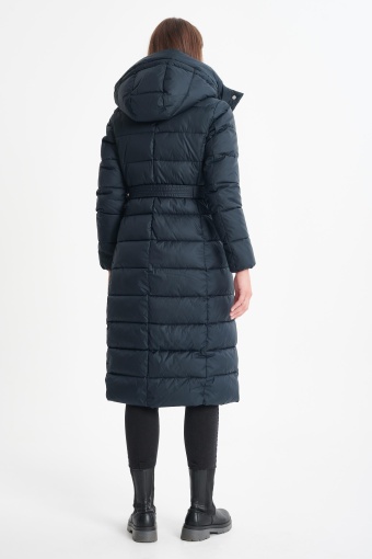 Prosty pikowany płaszcz z paskiem