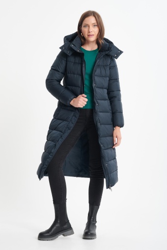 Prosty pikowany płaszcz z paskiem