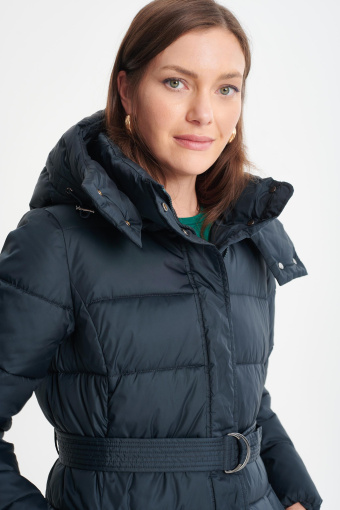 Prosty pikowany płaszcz z paskiem