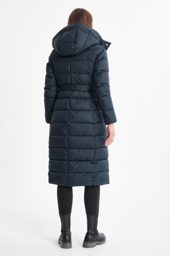 Prosty pikowany płaszcz z paskiem