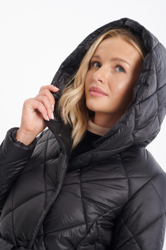 Pikowany płaszcz z kapturem