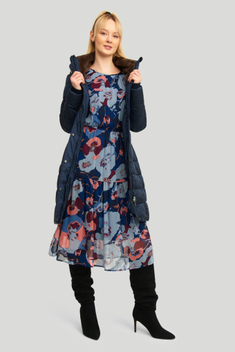 Granatowy płaszcz z wysoka podwójna stójką i chowanym kapturem