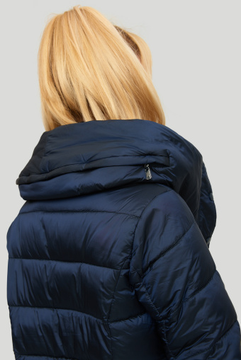 Granatowy płaszcz z wysoka podwójna stójką i chowanym kapturem