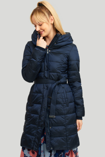 Granatowy płaszcz z wysoka podwójna stójką i chowanym kapturem