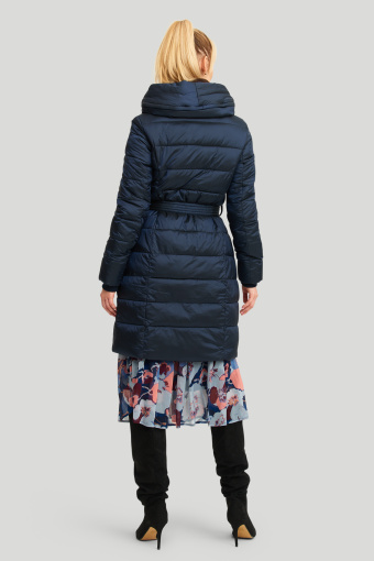 Granatowy płaszcz z wysoka podwójna stójką i chowanym kapturem