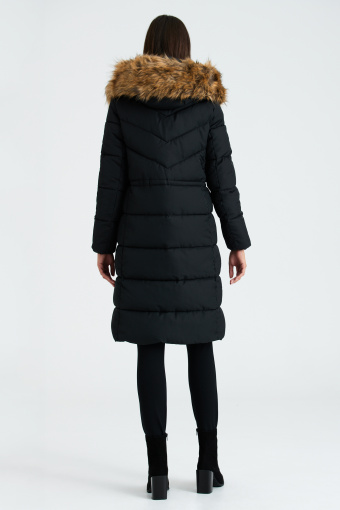 Czarny, ocieplany płaszcz z kapturem