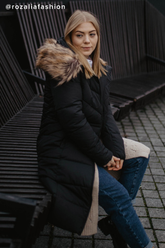 Czarny, ocieplany płaszcz z kapturem