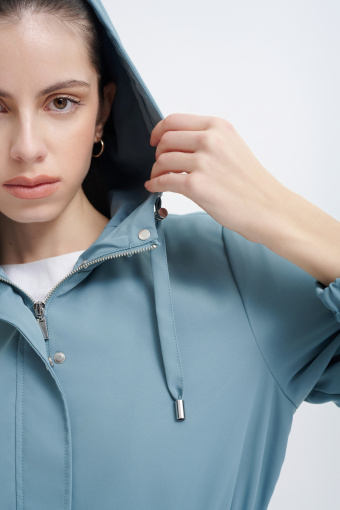 Błękitna kurtka typu parka 