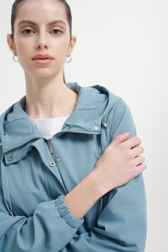 Błękitna kurtka typu parka 