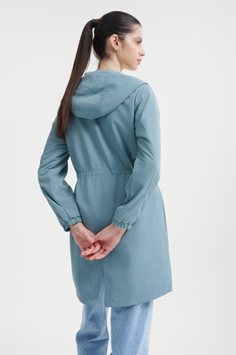 Błękitna kurtka typu parka 