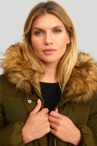 Krótka kurtka z kapturem w kolorze khaki