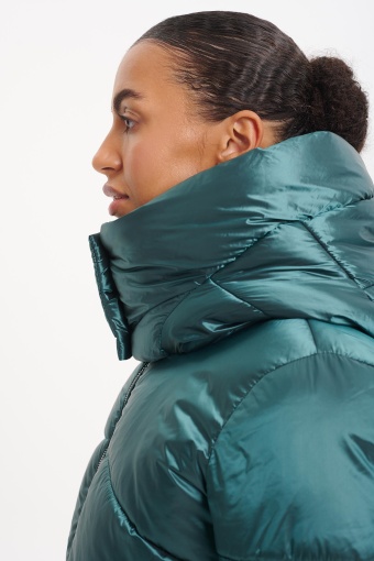 Średniej długości, zielona kurtka z kapturem