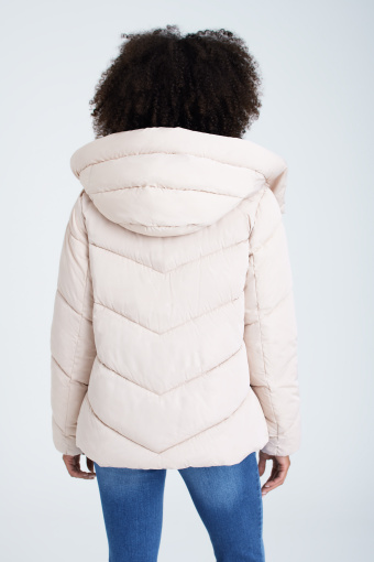 Kremowa kurtka typu puffer