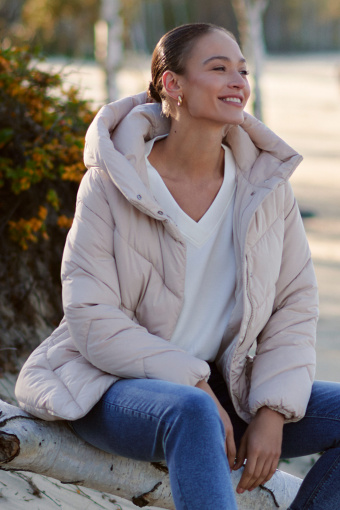 Kremowa kurtka typu puffer