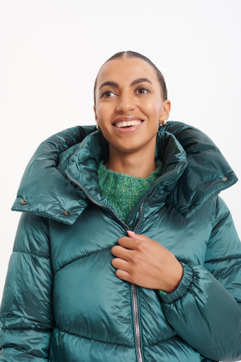 Średniej długości, zielona kurtka z kapturem