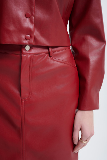 Krótka kurtka w kolorze bordo 