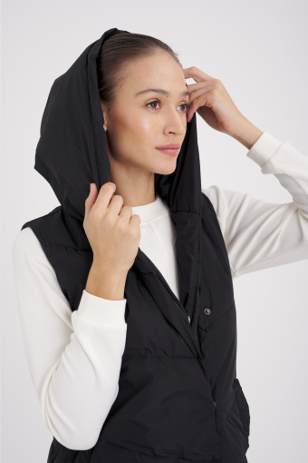 Czarna, pikowana kamizelka z kapturem