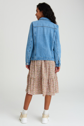 Luźna, jeansowa kurtka w jasnoniebieskim kolorze