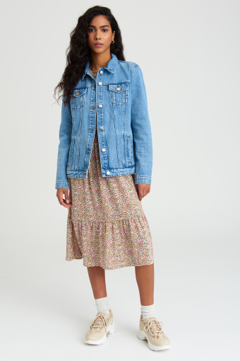 Luźna, jeansowa kurtka w jasnoniebieskim kolorze