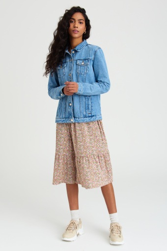 Luźna, jeansowa kurtka w jasnoniebieskim kolorze