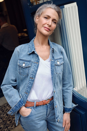 Luźna, jeansowa kurtka w jasnoniebieskim kolorze