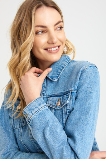 Luźna, jeansowa kurtka w jasnoniebieskim kolorze