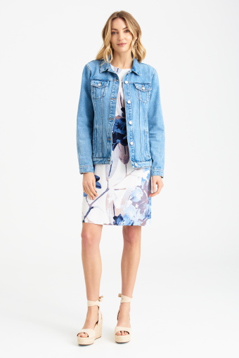 Luźna, jeansowa kurtka w jasnoniebieskim kolorze